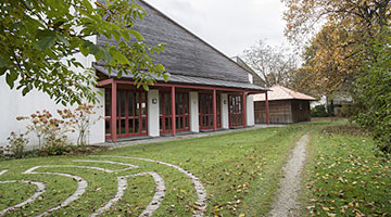 Innenhof und Garten, Bildungswerk Rosenheim im Bildungs- und Pfarrzentrum St. Nikolaus, Rosenheim
